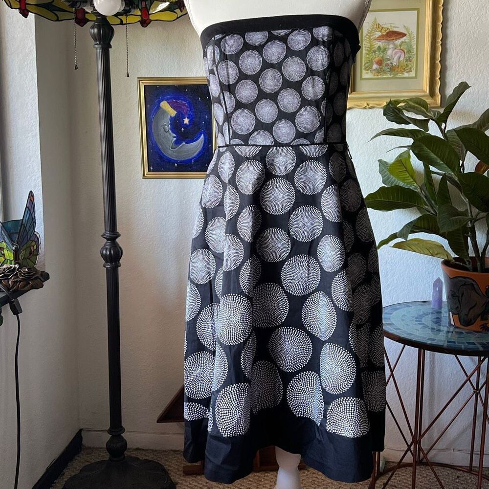 White House black market size 4 black & white strapless dress